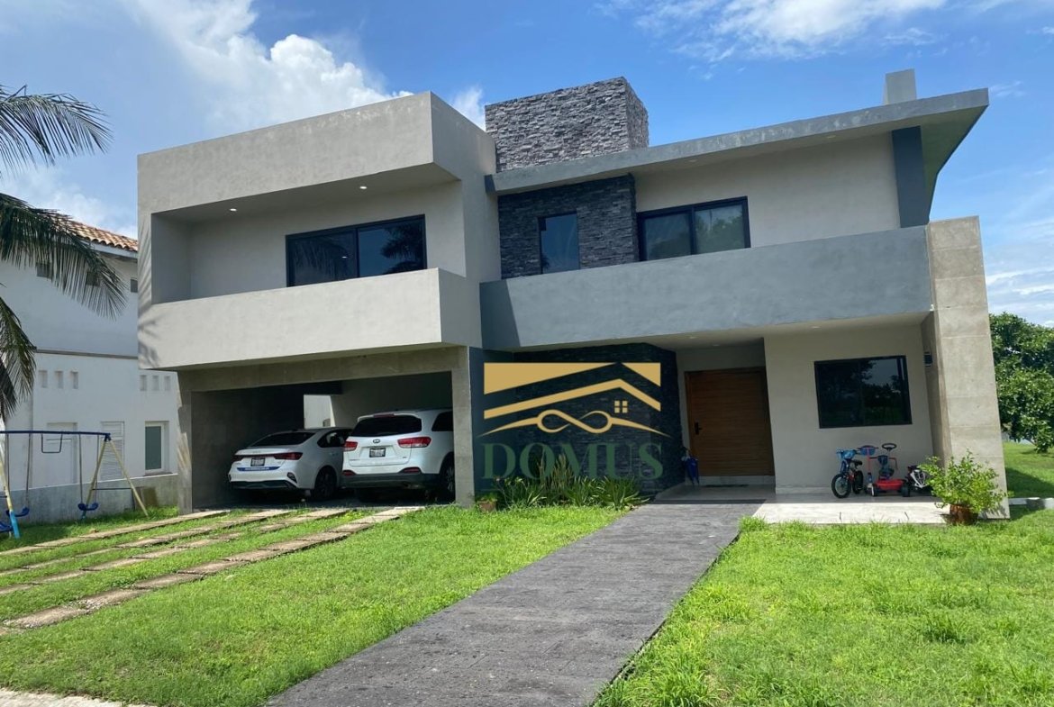 Moderna y Exclusiva Casa Lagunas de Miralta
