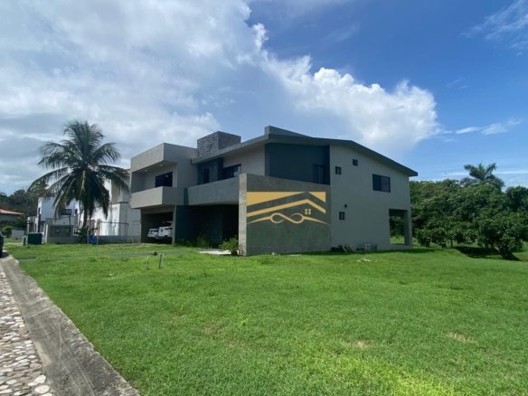 Moderna y Exclusiva Casa Lagunas de Miralta